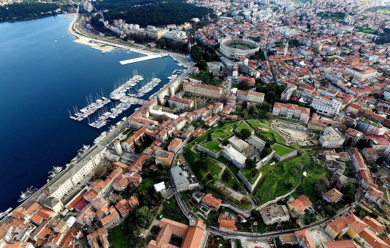 Carducci Apartment - Center Pula Bagian luar foto